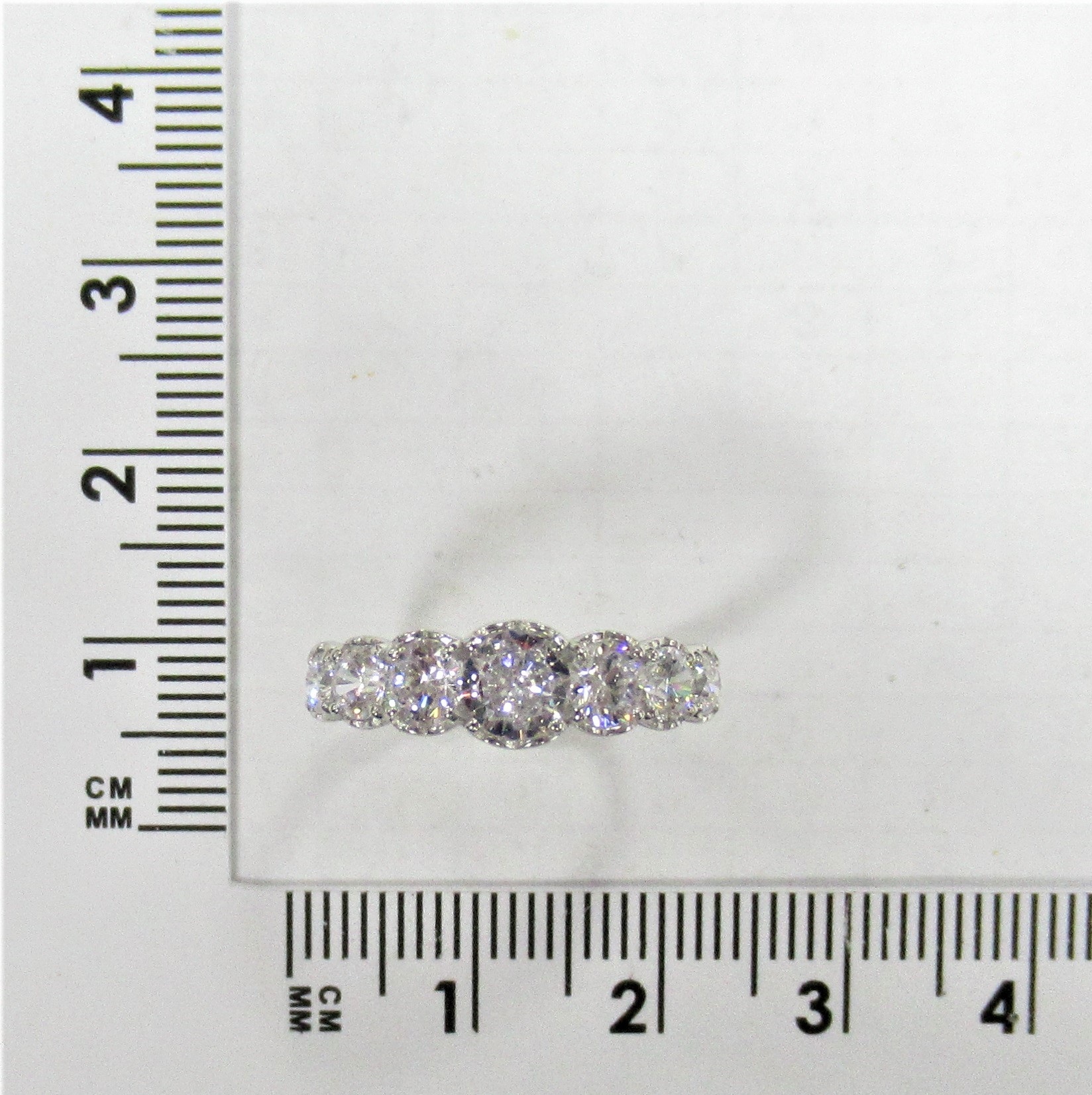 Серебряное кольцо 925 пробы; вставки 7 Фианит бесцв.;